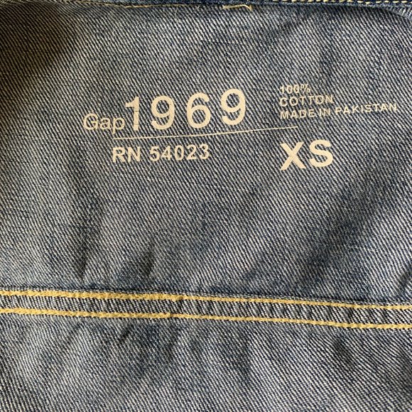 Gap 1969 Distressed Medium Ombre Wash Raw Hem Denim Vest with Flap Pockets XS - Picture 9 of 10